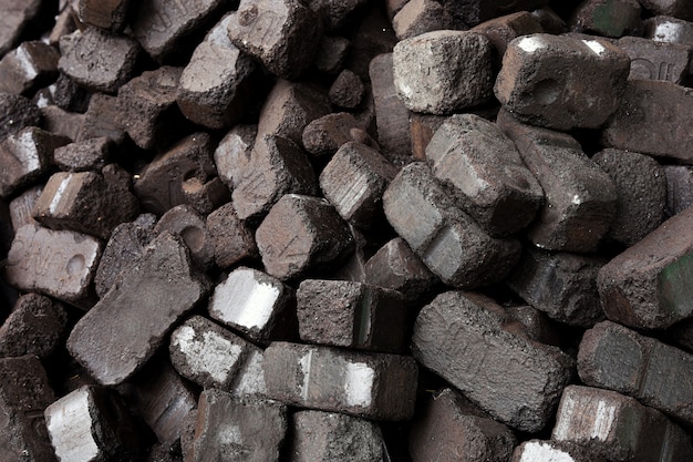 Vue rapprochée du charbon de bois noir, briquettes de charbon. Fond de texture de charbon. Ressource énergétique, chauffage, usage industriel.