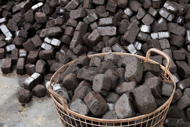 Vue rapprochée du charbon de bois noir, briquettes de charbon. Ressource énergétique, chauffage, usage industriel.