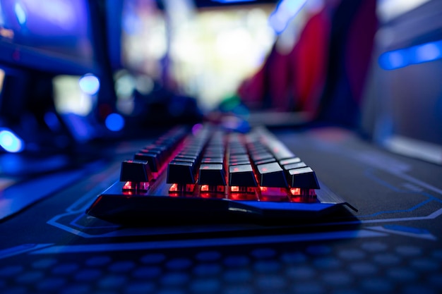 Vue rapprochée du clavier dans la salle de jeux vidéo