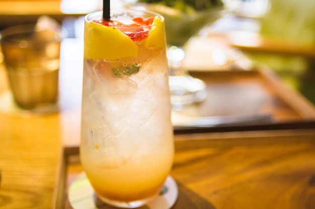 Vue rapprochée du cocktail sur la table