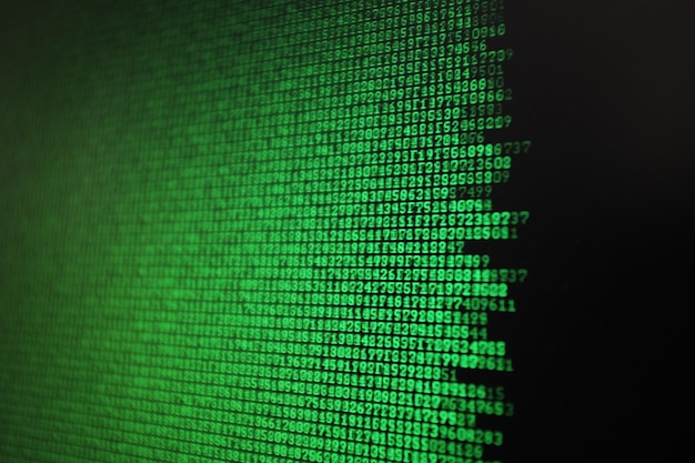 Vue rapprochée du code binaire sur fond noir