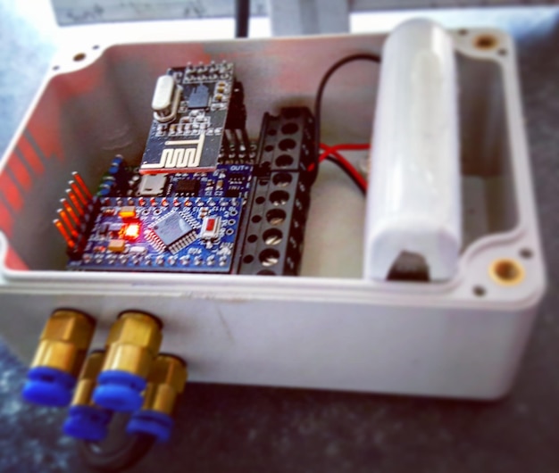 Vue rapprochée du composant électrique sur la table