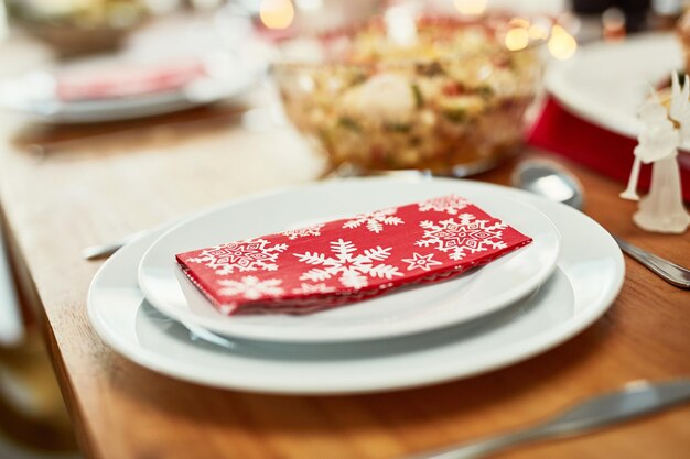 Vue rapprochée du dessert dans l'assiette sur la table