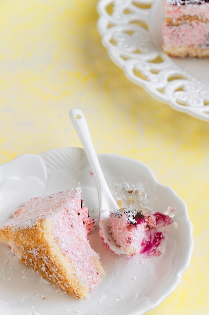 Vue rapprochée du dessert dans l'assiette sur la table