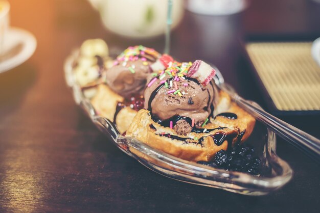 Vue rapprochée du dessert dans l'assiette sur la table