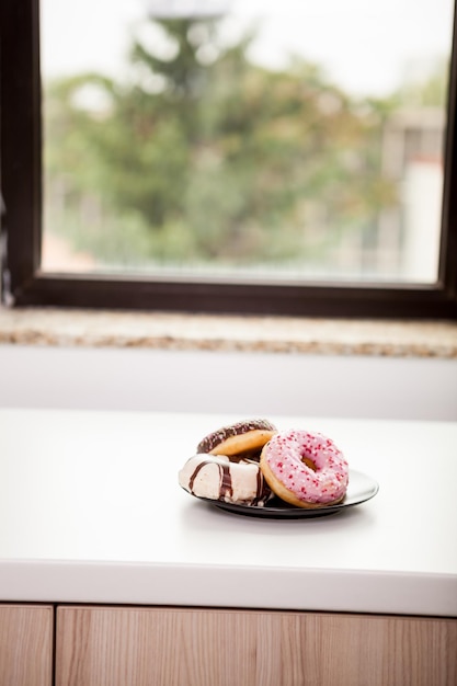 Photo vue rapprochée du dessert dans l'assiette sur la table