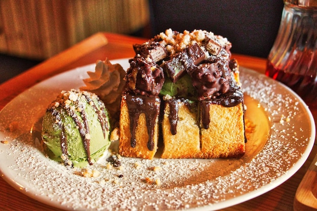 Vue rapprochée du dessert dans l'assiette sur la table