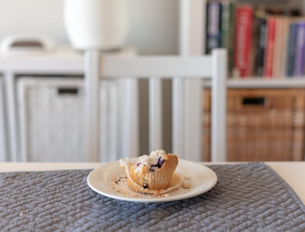 Photo vue rapprochée du dessert dans l'assiette sur la table