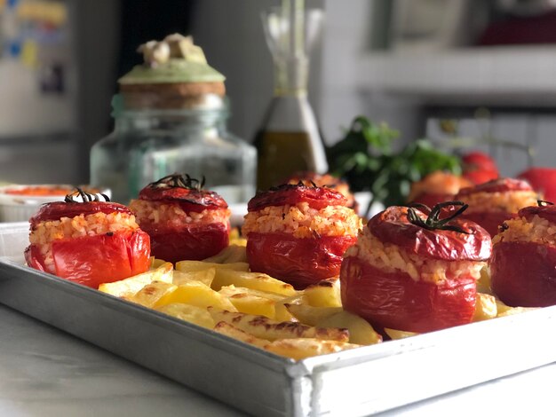 Photo vue rapprochée du dessert dans l'assiette sur la table