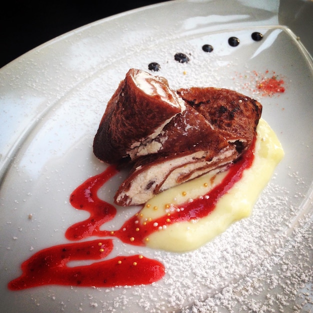 Vue rapprochée du dessert dans l'assiette