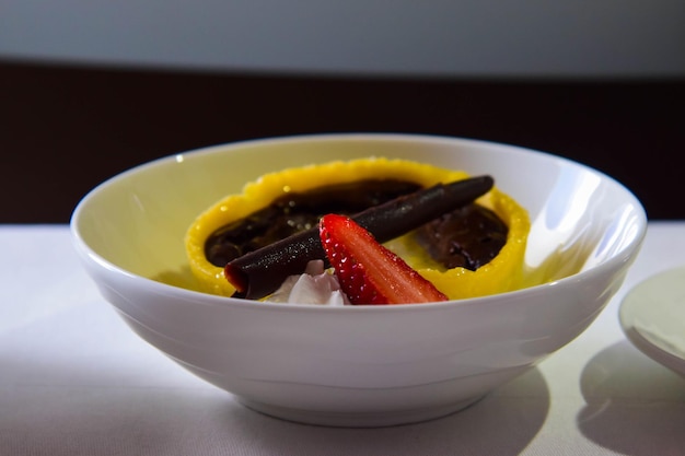 Vue rapprochée du dessert dans un bol sur la table