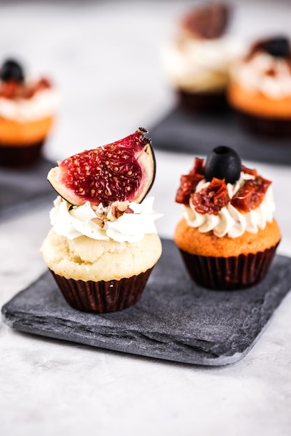 Photo vue rapprochée du dessert servi sur plateau