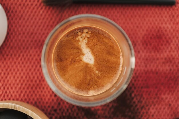 Vue rapprochée du dessus du café expresso avec une belle crème dans un petit verre