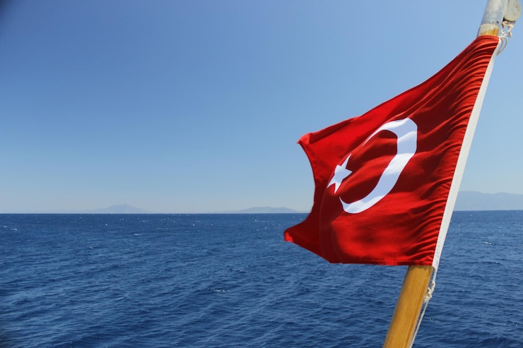 Photo vue rapprochée du drapeau turc par mer contre un ciel bleu clair