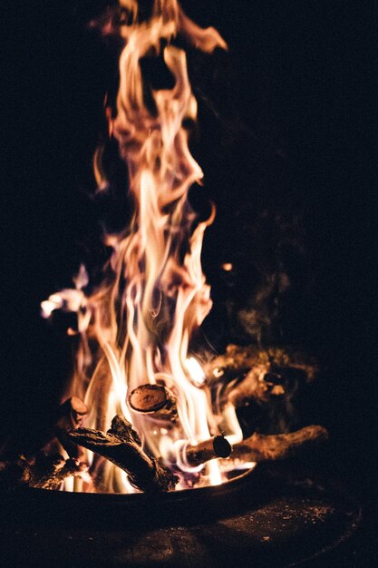 Photo vue rapprochée du feu dans le noir