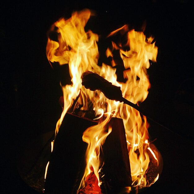 Photo vue rapprochée du feu dans le noir