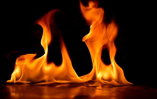 Vue rapprochée du feu sur fond noir