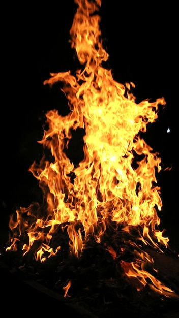 Vue rapprochée du feu sur fond noir
