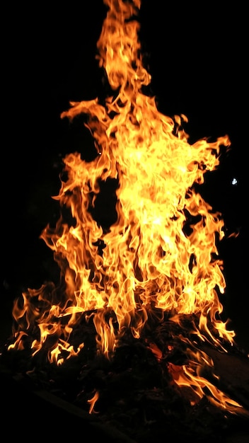 Photo vue rapprochée du feu sur fond noir