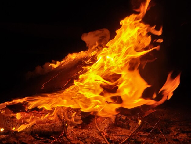 Vue rapprochée du feu sur fond noir