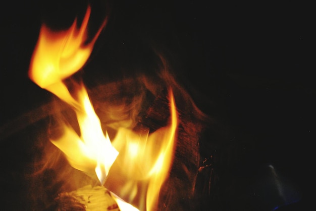 Vue rapprochée du feu la nuit