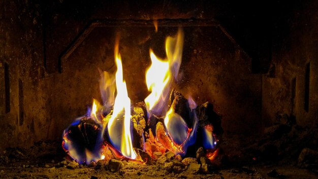 Photo vue rapprochée du feu la nuit