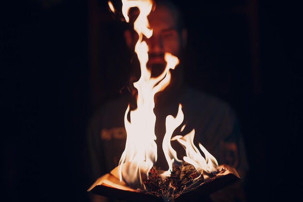 Vue rapprochée du feu qui brûle dans le noir