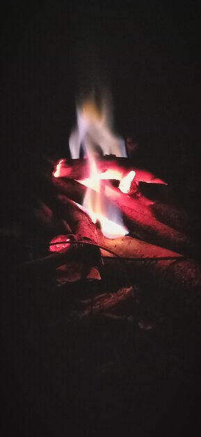 Vue rapprochée du feu qui brûle dans le noir