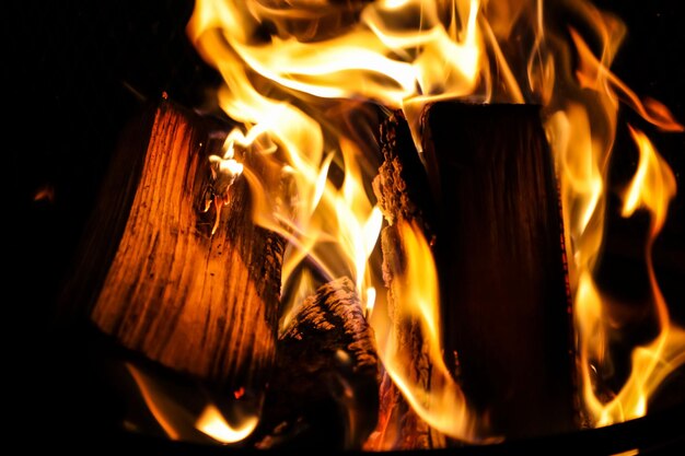 Photo vue rapprochée du feu qui brûle la nuit