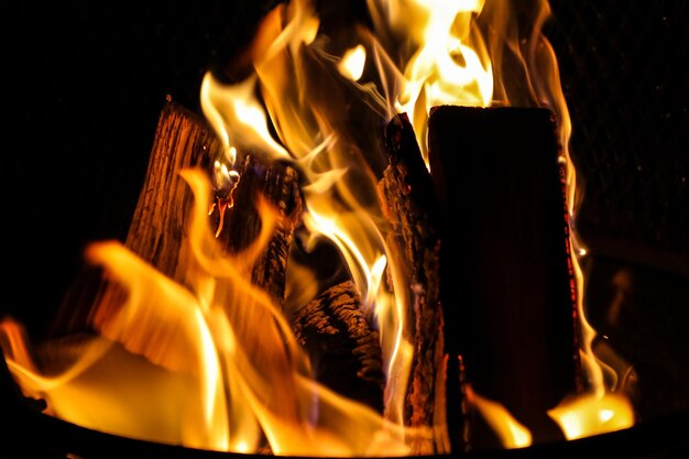 Photo vue rapprochée du feu qui brûle la nuit