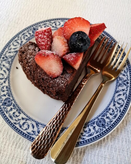 Vue rapprochée du gâteau au chocolat sur assiette