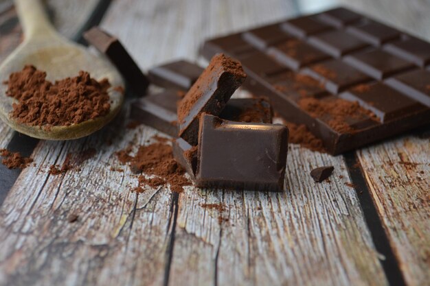 Vue rapprochée du gâteau au chocolat sur la table