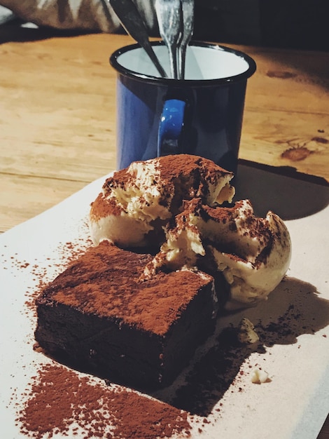 Photo vue rapprochée du gâteau au chocolat sur la table