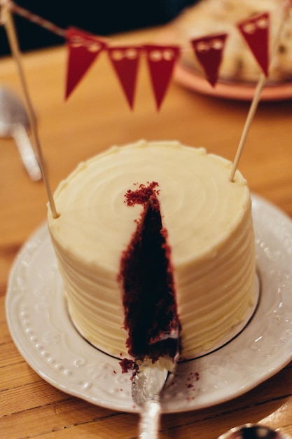 Vue rapprochée du gâteau dans l'assiette sur la table