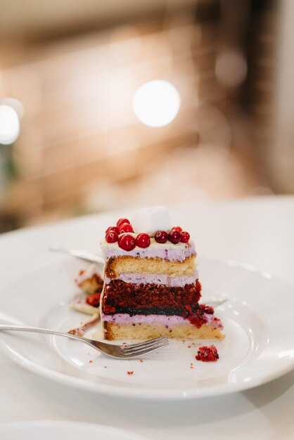 Photo vue rapprochée du gâteau dans l'assiette sur la table