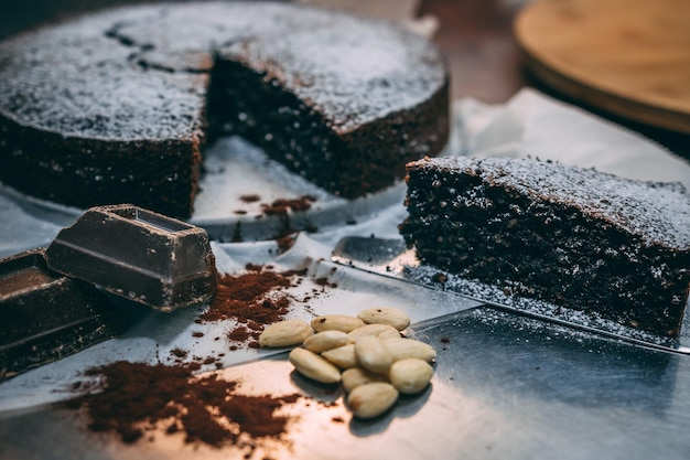 Vue rapprochée du gâteau dans l'assiette sur la table