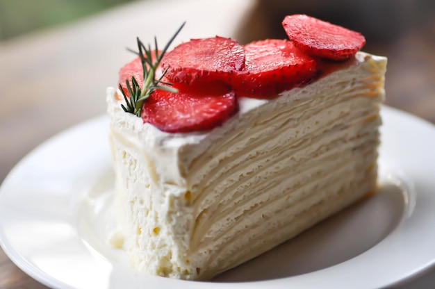 Vue rapprochée du gâteau dans l'assiette sur la table