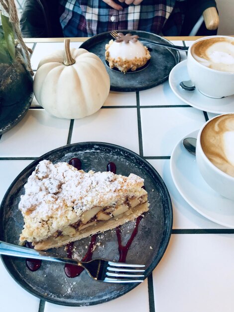 Photo vue rapprochée du gâteau dans l'assiette sur la table