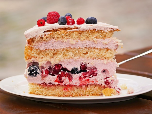 Vue rapprochée du gâteau dans l'assiette sur la table