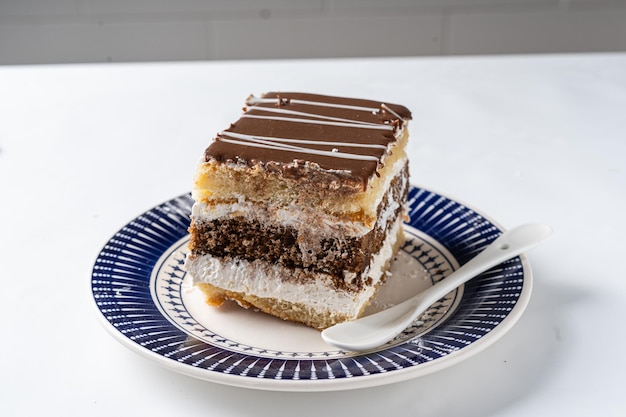 Photo vue rapprochée du gâteau servi dans l'assiette sur la table