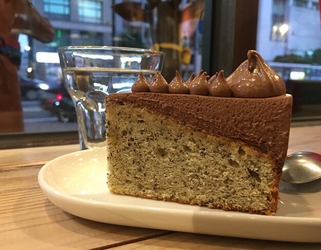 Photo vue rapprochée du gâteau servi sur la table