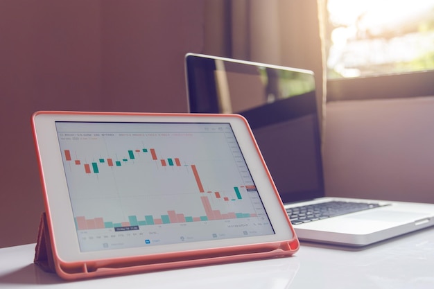 Vue rapprochée du graphique sur tablette numérique par ordinateur portable sur table
