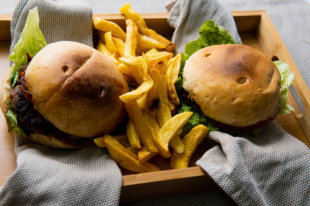 Photo vue rapprochée du hamburger sur l'assiette