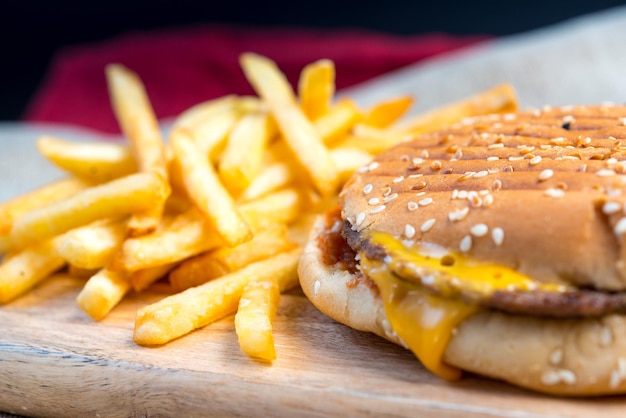 Vue rapprochée du hamburger et des frites