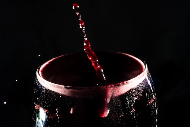 Photo vue rapprochée du haut d'une coupe en verre transparent remplie de vin avec des éclaboussures d'eau effet d'éclaboussure