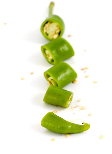 Vue rapprochée du jalapeno sur fond blanc