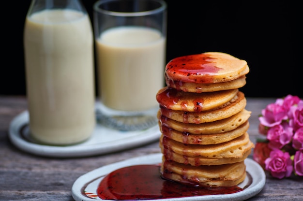 Vue rapprochée du lait avec des crêpes sur la table