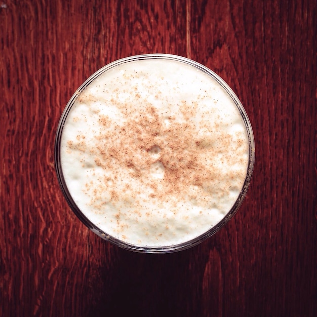 Photo vue rapprochée du latte contre le bois