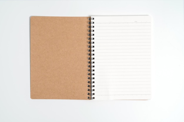 Vue rapprochée du livre sur fond blanc