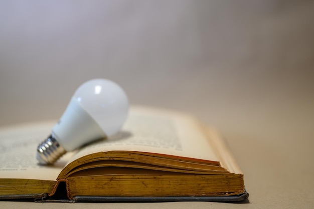 Vue rapprochée du livre ouvert sur la table